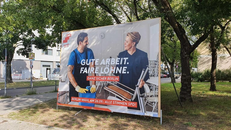 "Gute Arbeit, faire Löhne": Wahlplakat von Franziska Giffey in der Nähe der HWR-Bibliothek in Lichtenberg.