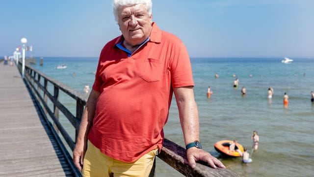 Hans Meiser auf der Seebrücke an der Ostsee: Der ehemalige Fernsehmoderator lebt jetzt da, wo andere Urlaub machen.