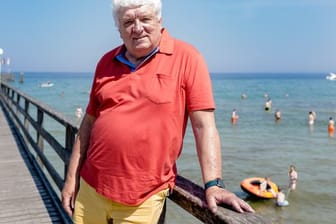 Hans Meiser auf der Seebrücke an der Ostsee: Der ehemalige Fernsehmoderator lebt jetzt da, wo andere Urlaub machen.