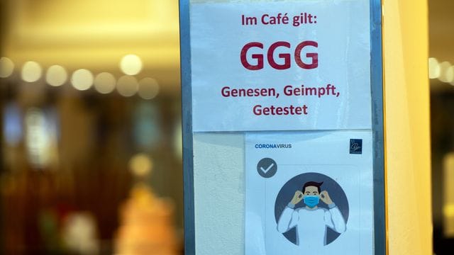 3G-Regel im Innenbereich eines Cafés 3G-Regel im Innenbereich eines Cafés