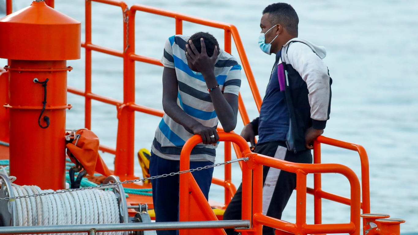 Migranten verlassen das Schiff der spanischen Küstenwache vor den kanarischen Inseln: Immer wieder ertrinken Menschen bei der Überfahrt von Marokko.