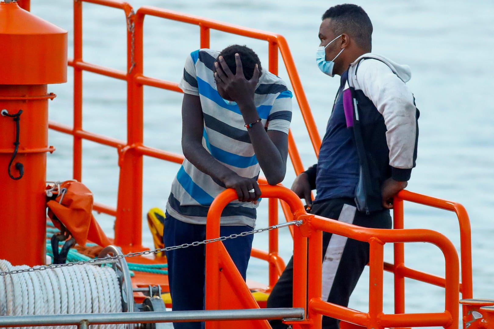 Migranten verlassen das Schiff der spanischen Küstenwache vor den kanarischen Inseln: Immer wieder ertrinken Menschen bei der Überfahrt von Marokko.