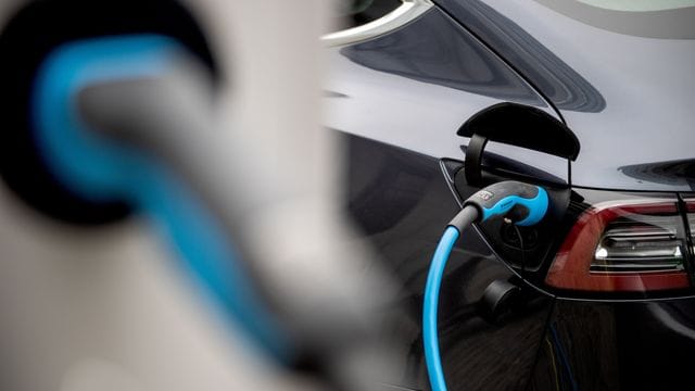 Strom statt Sprit: Was bedeutet der Unterschied bei der Energiequelle für die Brandgefahr von Autos?.