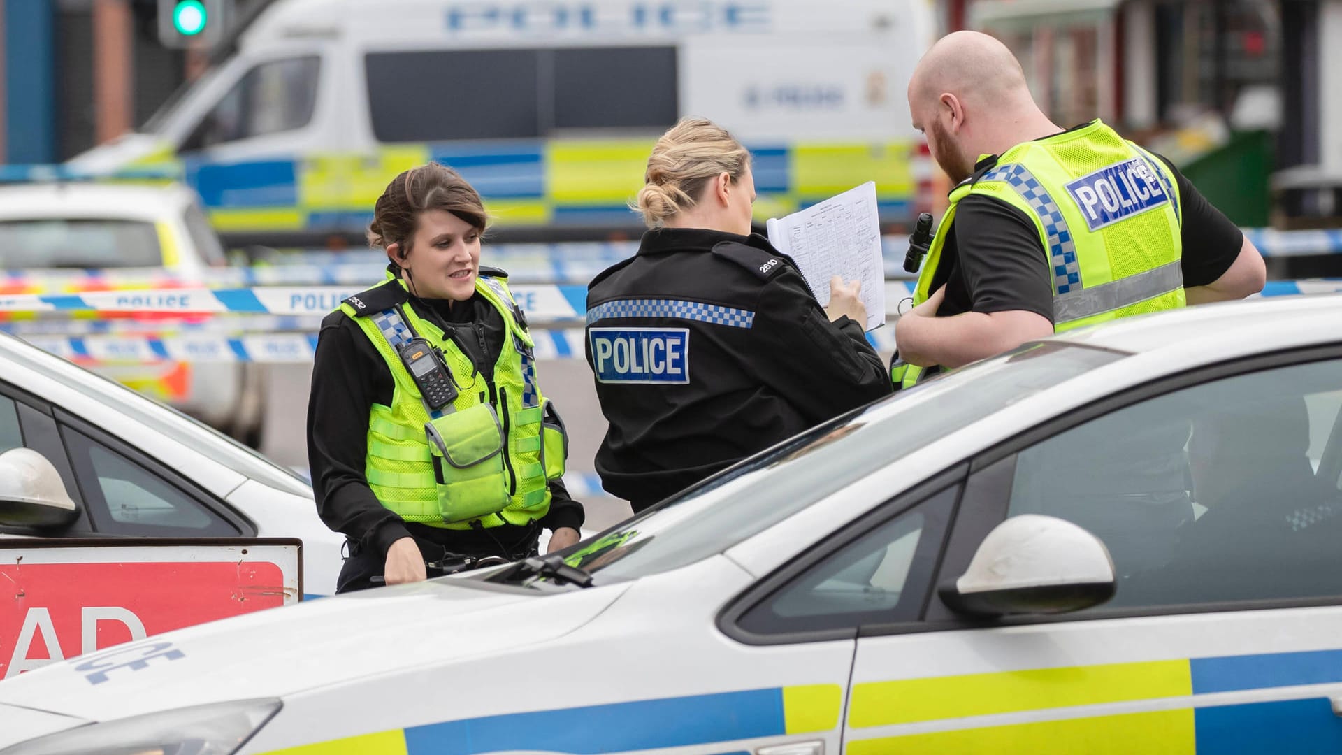 Polizei im englischen Sheffield (Archivbild): Ein afghanischer Junge ist aus dem Fenster gestürzt und hat sich tödlich verletzt.