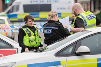 Polizei im englischen Sheffield (Archivbild): Ein afghanischer Junge ist aus dem Fenster gestürzt und hat sich tödlich verletzt.