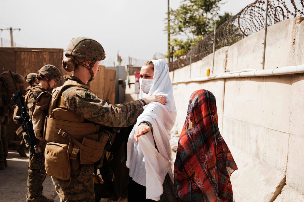 US-Soldaten evakuieren zwei Zivilistinnen in Kabul: Am Flughafen der Hauptstadt von Afghanistan soll weiterhin Chaos herrschen