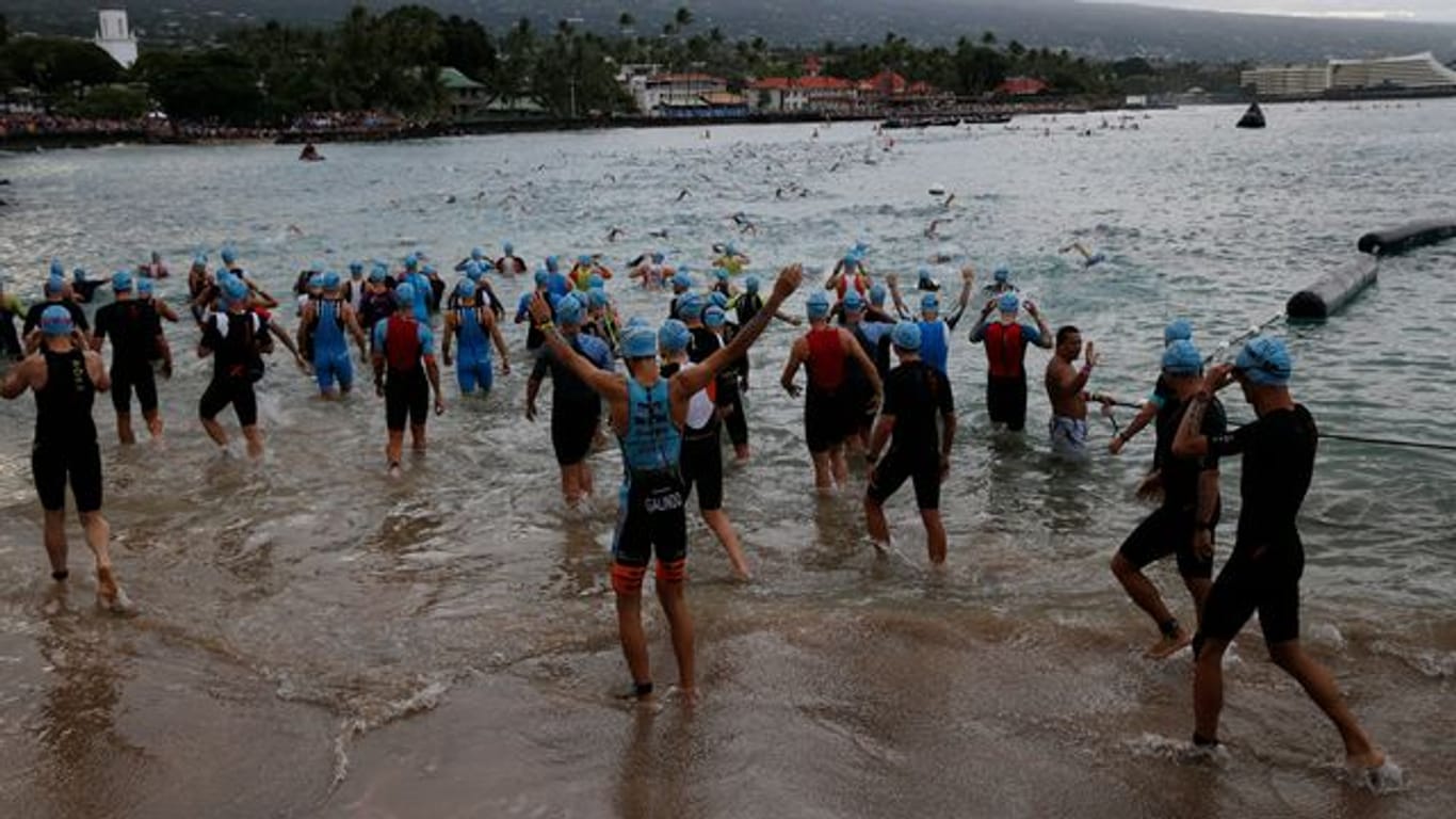 2019: Athleten stehen im Wasser der Kailia Bay für den Schwimmteil des Triathlons.