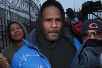 R. Kelly: Der ehemalige R&B-Sänger wird derzeit vor Gericht mit Vorwürfen mutmaßlicher Opfer konfrontiert.