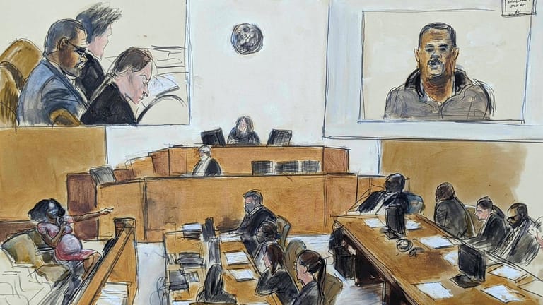Zeichnung aus dem Gerichtssaal, in dem keine Kameras zugelassen sind: R. Kelly ist in den zwei abgesetzten, kleinen Bildern oben zu sehen, die Zeugin Jerhonda Pace sagt derweil gegen ihn aus und sitzt ganz links im Raum.