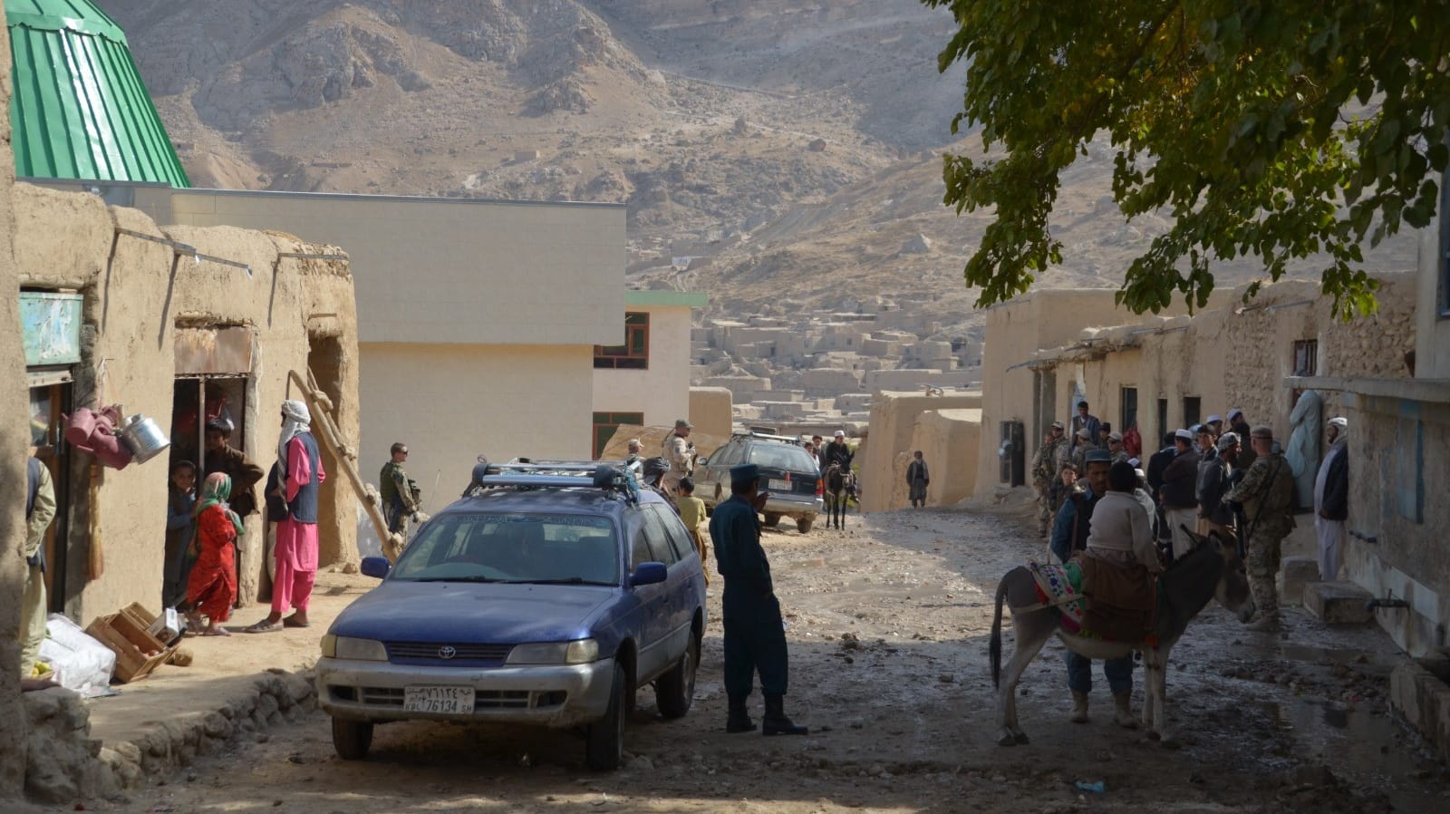 Afghanische Sicherheitskräfte bei einer Kontrolle von Passanten: Die Bundeswehrsoldaten empfinden die aktuelle Lage in Afghanistan als "Schande".