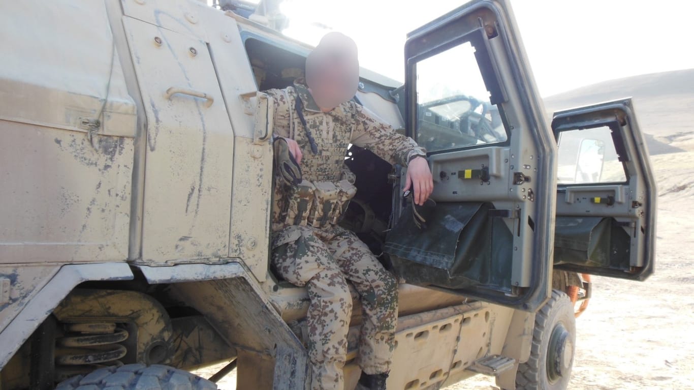 Henning B. sitzt in einem Einsatzfahrzeug der Bundeswehr: Der Ex-Soldat war 2013 in Masar-e Scharif stationiert.