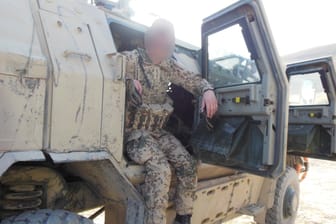 Henning B. sitzt in einem Einsatzfahrzeug der Bundeswehr: Der Ex-Soldat war 2013 in Masar-e Scharif stationiert.