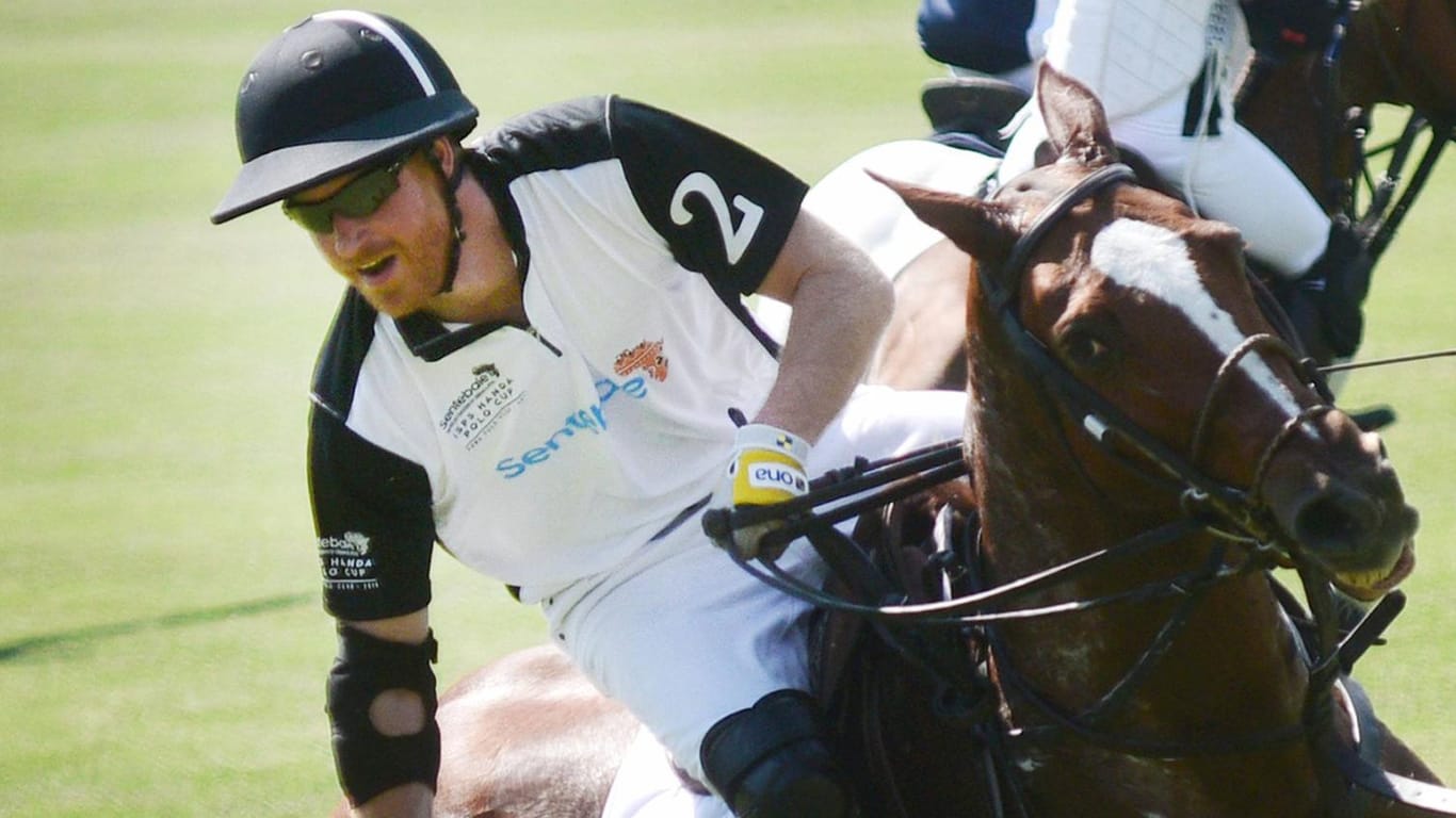 Prinz Harry: Der Royal ist ein begeisterter Polospieler und wurde zuletzt 2019 bei einem Turnier fotografiert.