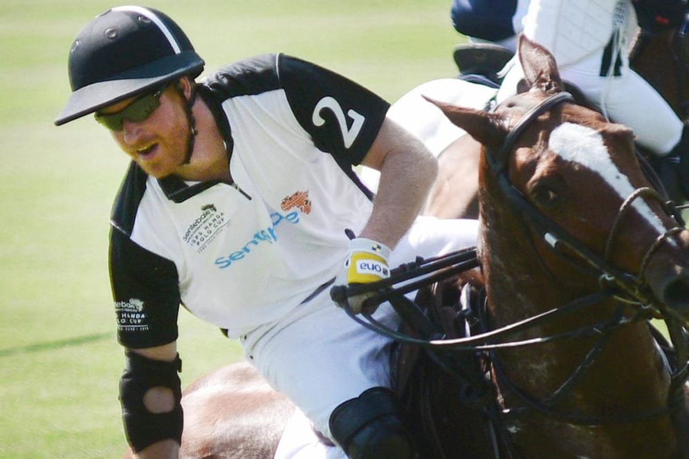 Prinz Harry: Der Royal ist ein begeisterter Polospieler und wurde zuletzt 2019 bei einem Turnier fotografiert.