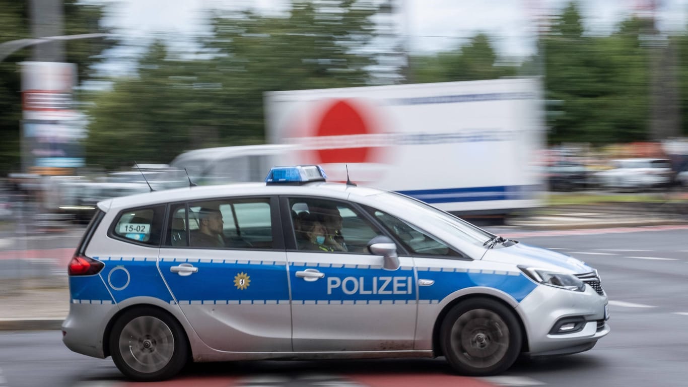 Ein Streifenwagen der Polizei unterwegs in Berlin (Symbolbild): Bei der Auseinandersetzung erlitt ein Mann eine Stichverletzung.