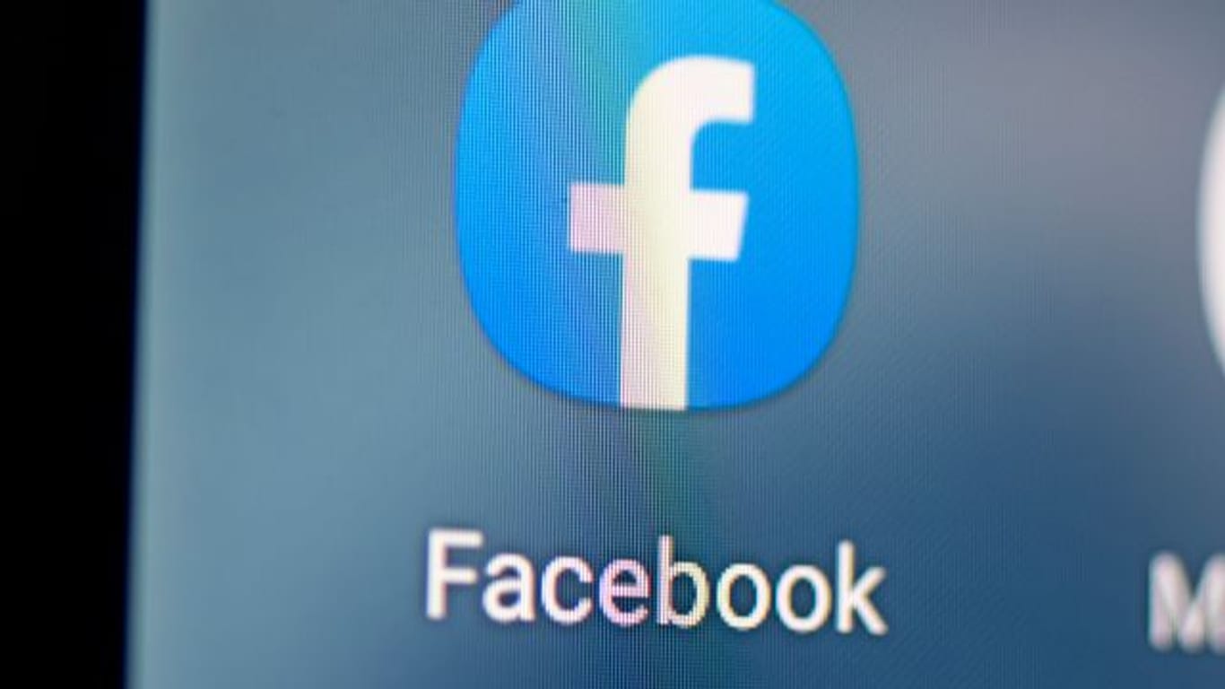 Auf dem Bildschirm eines Smartphones sieht man das Logo der Facebook-App.