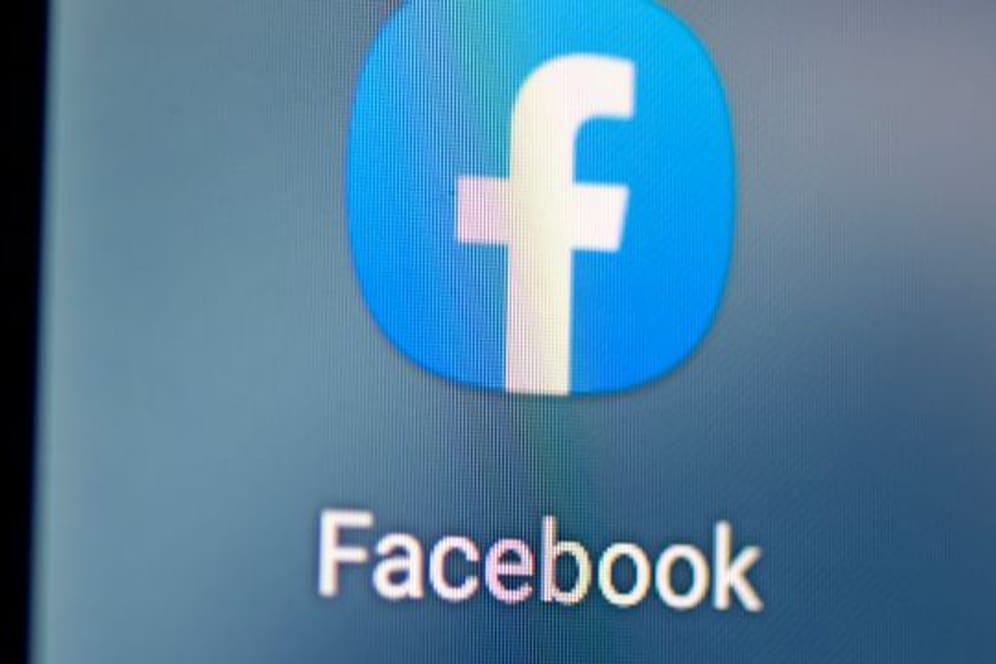 Auf dem Bildschirm eines Smartphones sieht man das Logo der Facebook-App.