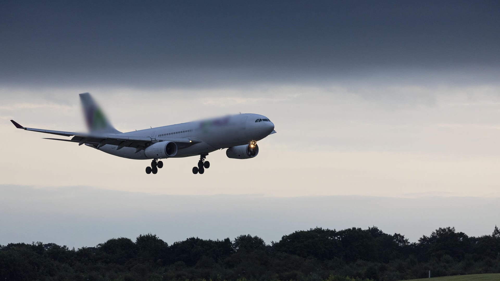 Ein Flugzeug setzt zur Landung an (Symbolbild): 185 Menschen sollen mit der Passagiermaschine nach Hannover gebracht werden. Ein Flugzeug setzt zur Landung an (Symbolbild): 185 Menschen sollen mit der Passagiermaschine nach Hannover gebracht werden.
