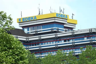 Die Zentrale der Edeka-Gruppe in Hamburg (Archivfoto): In den Filialen sollen die Flaschen mit AfD-Aufdruck nicht mehr zum Verkauf stehen.