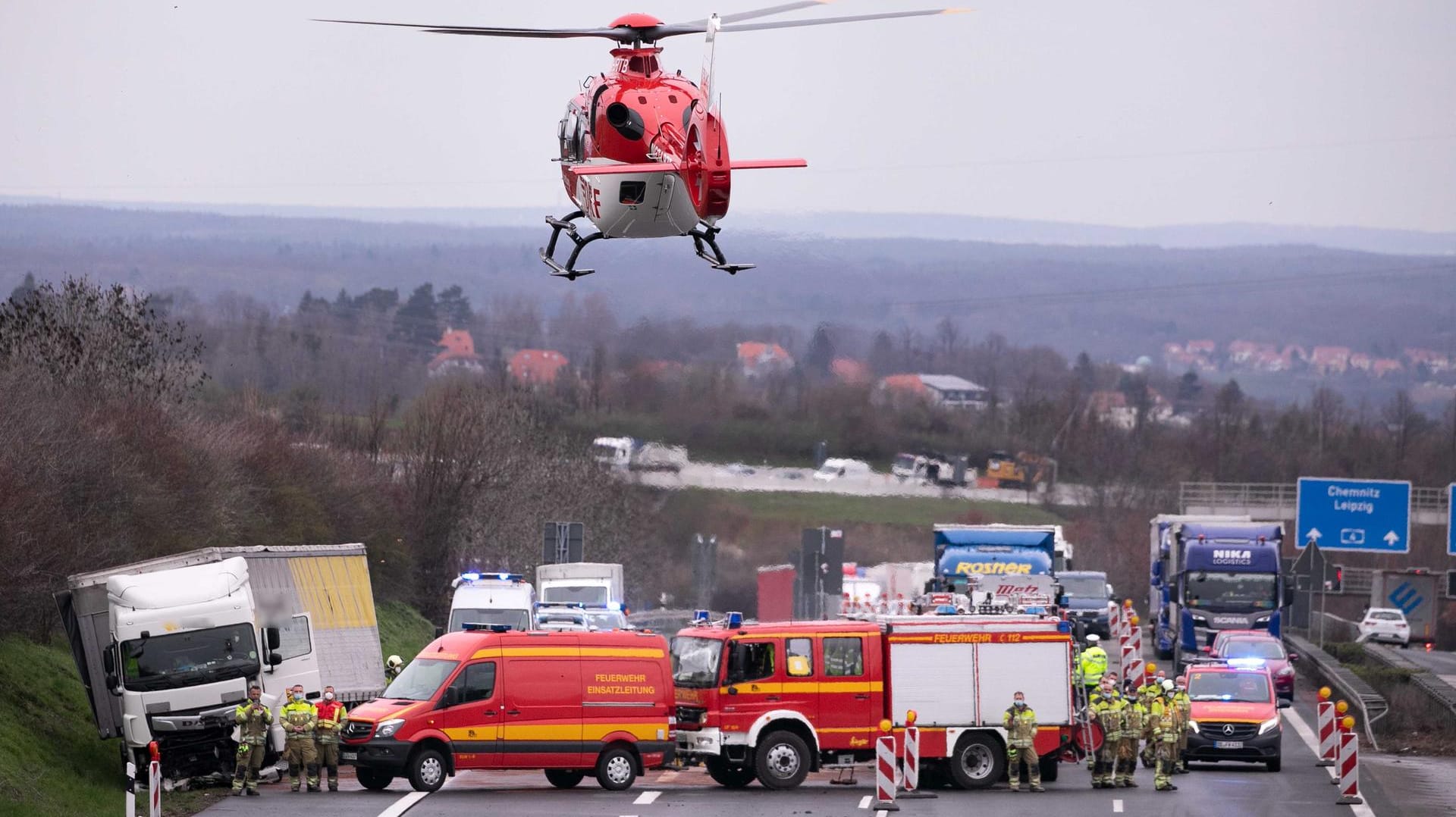 Verkehrsunfall: Ein Rettungshubschrauber bringt einen Notarzt an eine Unfallstelle. (Symbolbild)