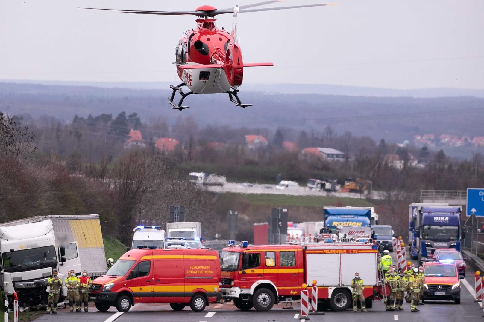 Verkehrsunfall: Ein Rettungshubschrauber bringt einen Notarzt an eine Unfallstelle. (Symbolbild)