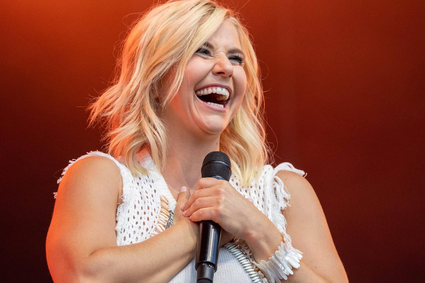 Allen Grund zur Freude: Beatrice Egli hat ihr Ziel erreicht und das Matterhorn bestiegen.