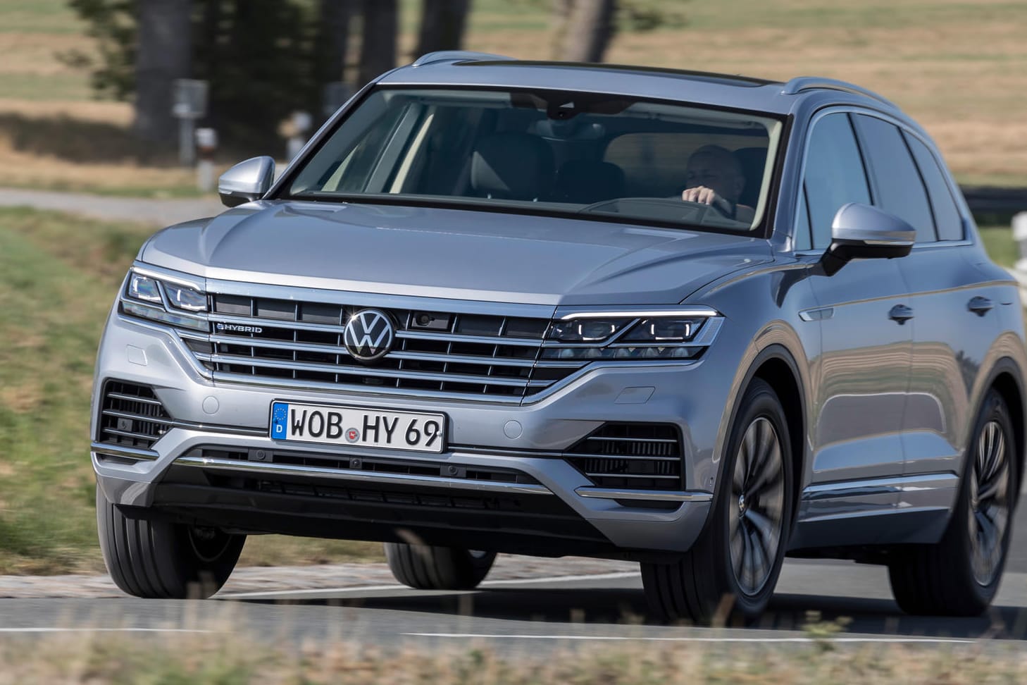 VW Touareg: Die Plug-in-Variante fährt nur knapp 50 Kilometer weit rein elektrisch. Deshalb soll sie künftig von der staatlichen Förderung ausgeschlossen werden.