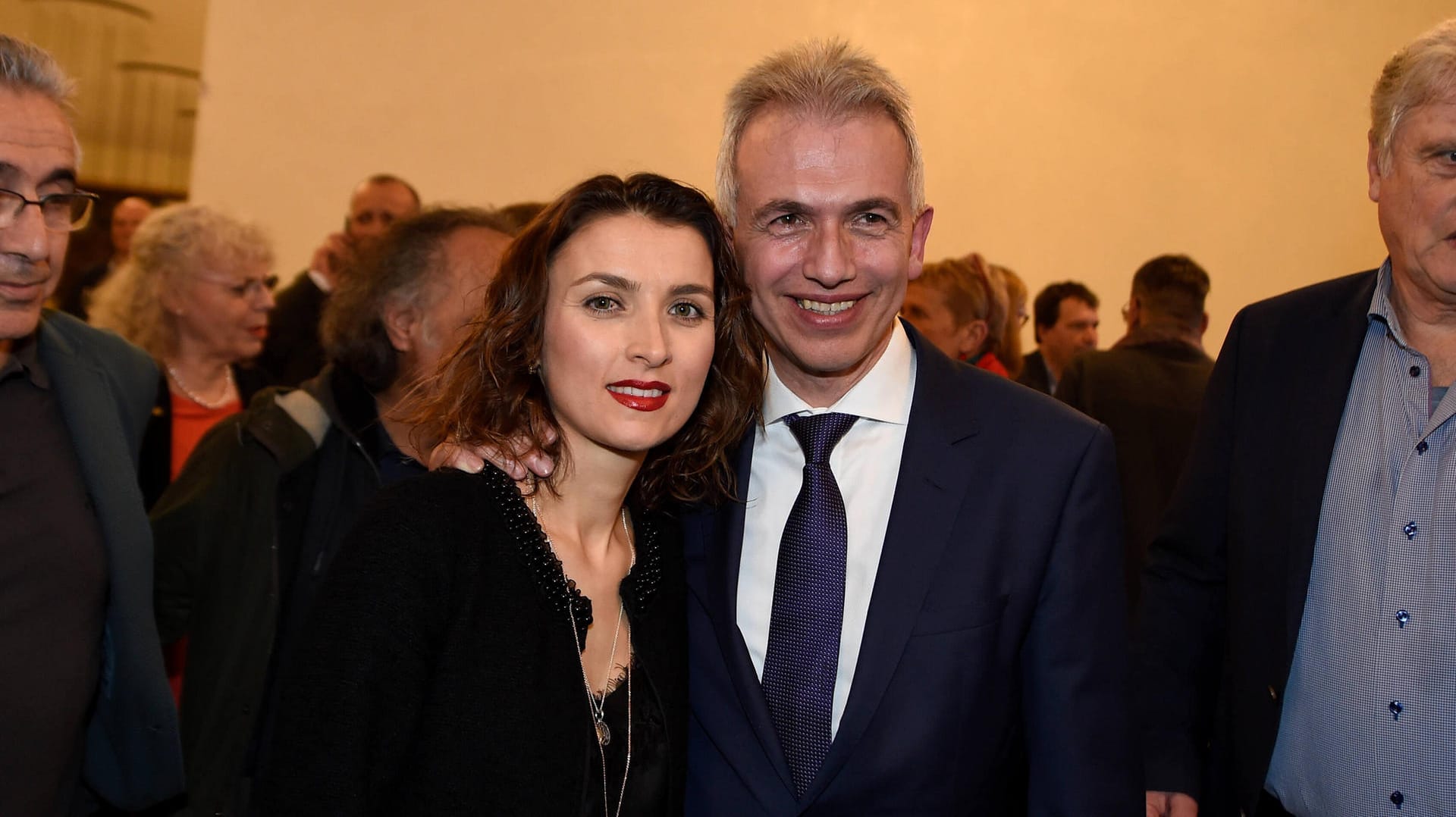Frankfurts Oberbürgermeister Peter Feldmann mit seiner Frau Zübeyde (Archivbild): Das Paar lebt seit mehreren Monaten getrennt. Frankfurts Oberbürgermeister Peter Feldmann mit seiner Frau Zübeyde (Archivbild): Das Paar lebt seit mehreren Monaten getrennt.