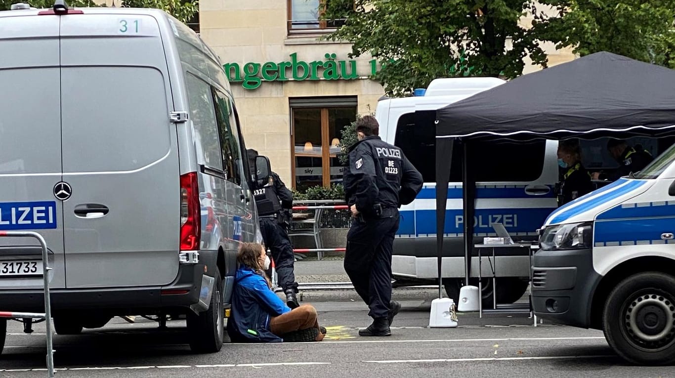 Aktivist "Legolas" wird von der Polizei in Gewahrsam genommen: Der Demonstrant verbrachte vier Stunden auf dem Brandenburger Tor.