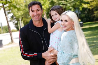 Die ganze Familie: Daniela Katzenberger posiert mit Ehemann Lucas Cordalis und Tochter Sophia bei einem Fototermin.