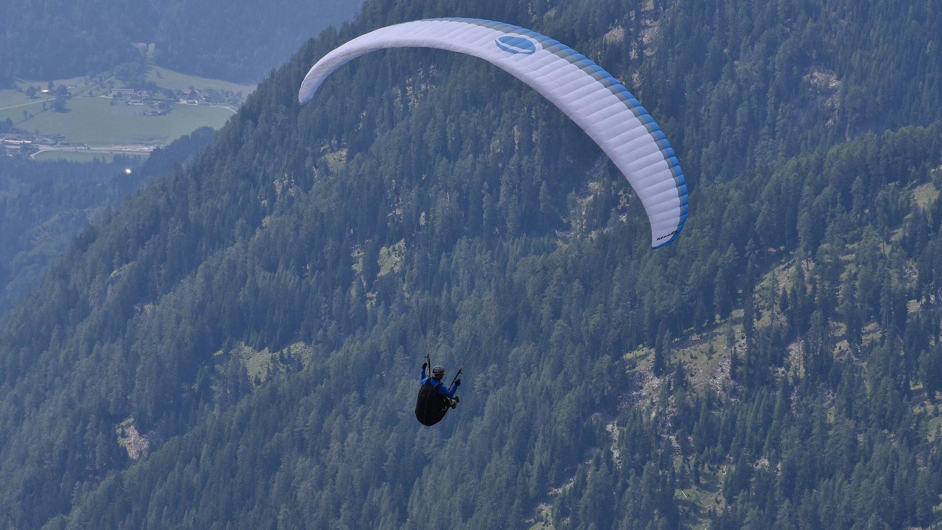 Gleitschirmflieger: Der Mann war Schüler bei einer Flugschule (Symbolbild). Gleitschirmflieger: Der Mann war Schüler bei einer Flugschule (Symbolbild).