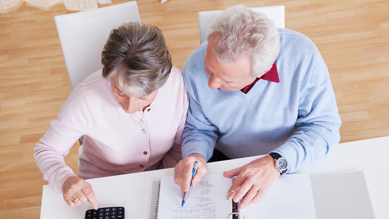 Älteres Ehepaar mit Steuerunterlagen (Symbolbild): Der Bundesfinanzhof fällte Ende Mai ein wegweisendes Urteil zur Rentenbesteuerung.