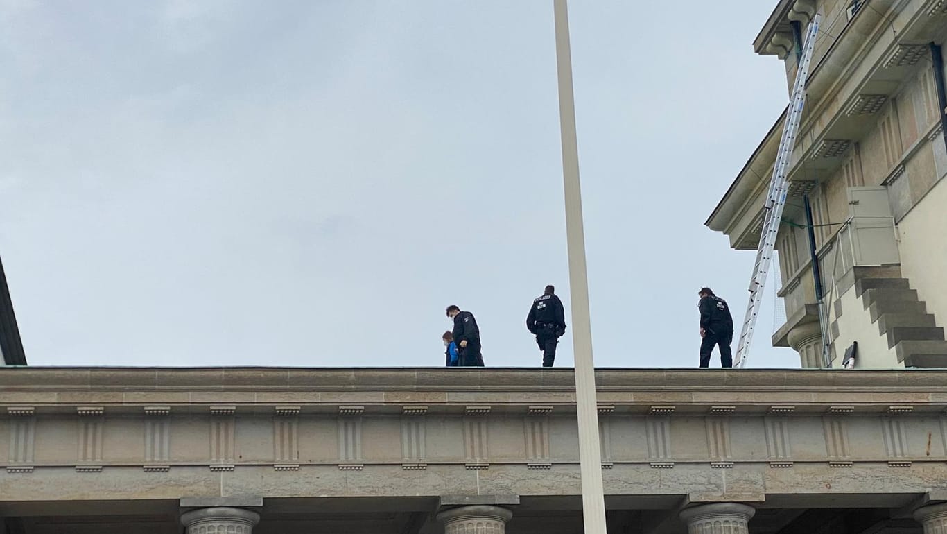 Die Polizei bringt den Aktivisten, der sich "Legolas" nennt, nach unten: Insgesamt waren sechs Demonstranten auf dem Brandenburger Tor.