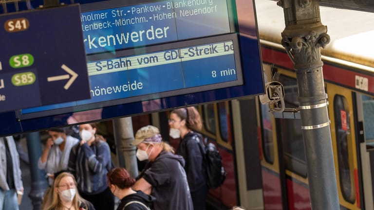 Eine Anzeigetafel am S-Bahnhof Schönhauser Allee weist auf den Streik der GDL hin (Archivbild): Erneut müssen sich Fahrgäste auf Verspätungen und Ausfälle einstellen.