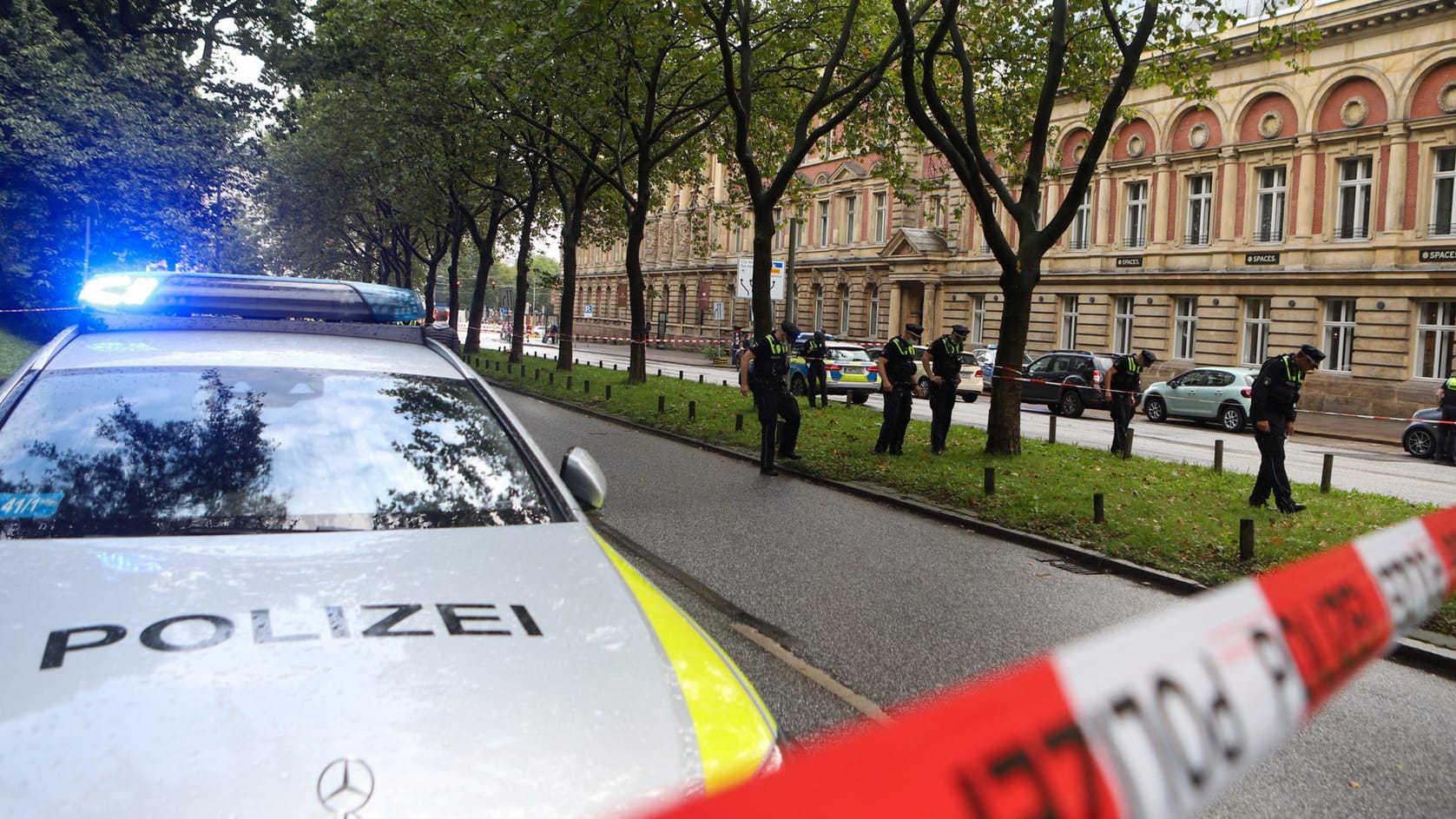 Polizisten suchen den mutmaßlichen Tatort in Hamburg ab: Wegen einer angeblichen Schießerei mitten in der Innenstadt ist die Polizei derzeit im Einsatz. Polizisten suchen den mutmaßlichen Tatort in Hamburg ab: Wegen einer angeblichen Schießerei mitten in der Innenstadt ist die Polizei derzeit im Einsatz.