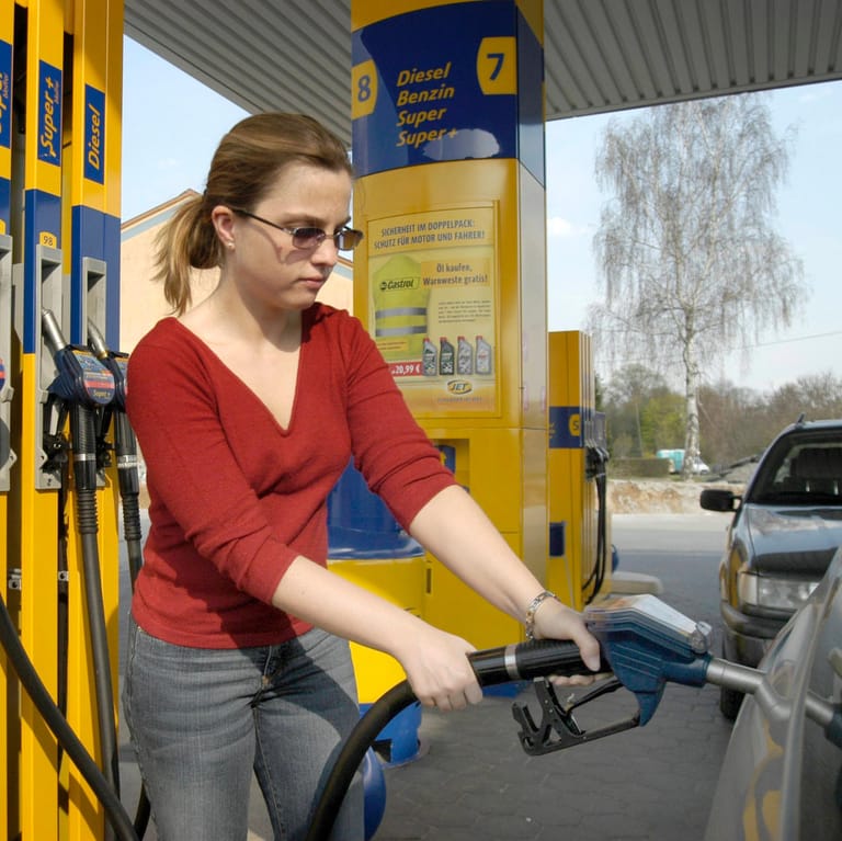 Sprit, aber sauber: E-Fuels könnten Benziner und Diesel noch lange am Leben erhalten – und auch deren Infrastruktur. Aber es gibt auch große Nachteile.