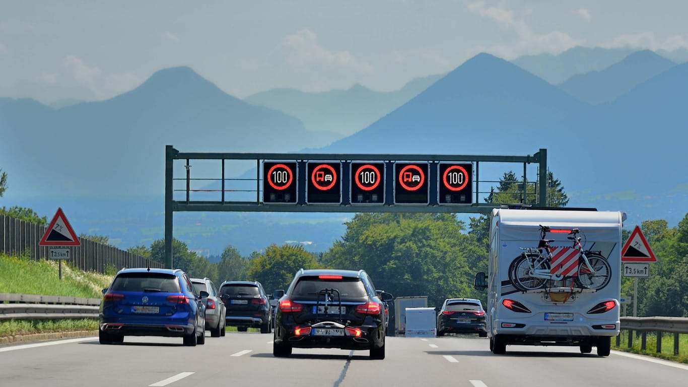 Die Reisewelle rollt in Richtung Alpen (Symbolbild): Überfüllte Straßen und lange Stunden am Steuer sollten durch den Münchner Bergbus vermieden werden.
