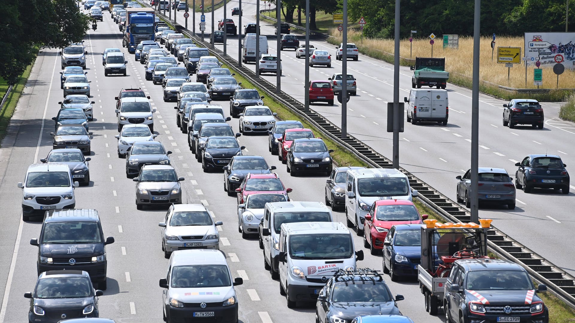 In Reih und Glied: Noch bestimmen Benziner und Diesel das Straßenbild. Aber damit wird es in naher Zukunft vorbei sein.