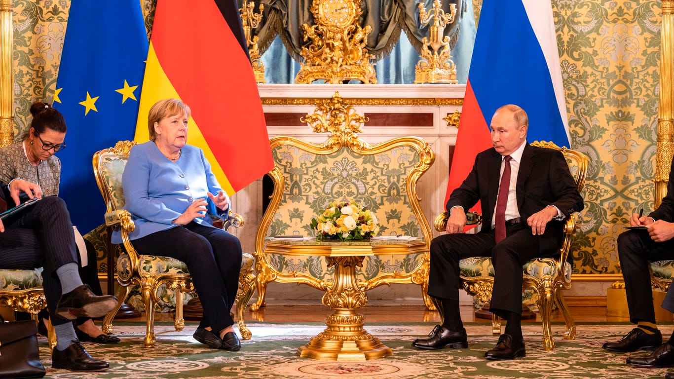 Bundeskanzlerin Angela Merkel (l.) und der russische Präsident Wladimir Putin im Kreml: Merkel reiste zum Jahrestag der Vergiftung von Kremlkritiker Alexej Nawalny an.