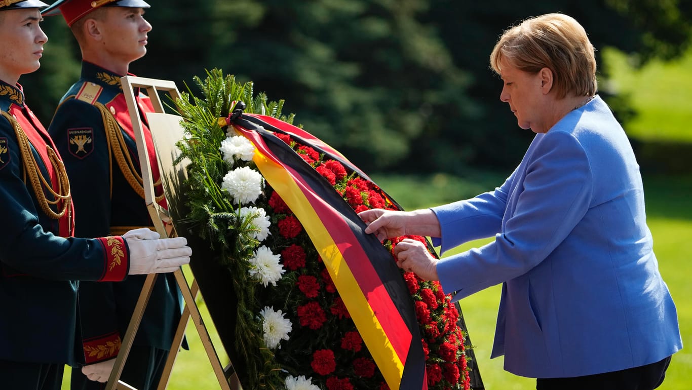 Bundeskanzlerin Angela Merkel mit einem Kranz: Sie nahm vor den Gesprächen an einer Kranzniederlegung am Grabmal des Unbekannten Soldaten teil.