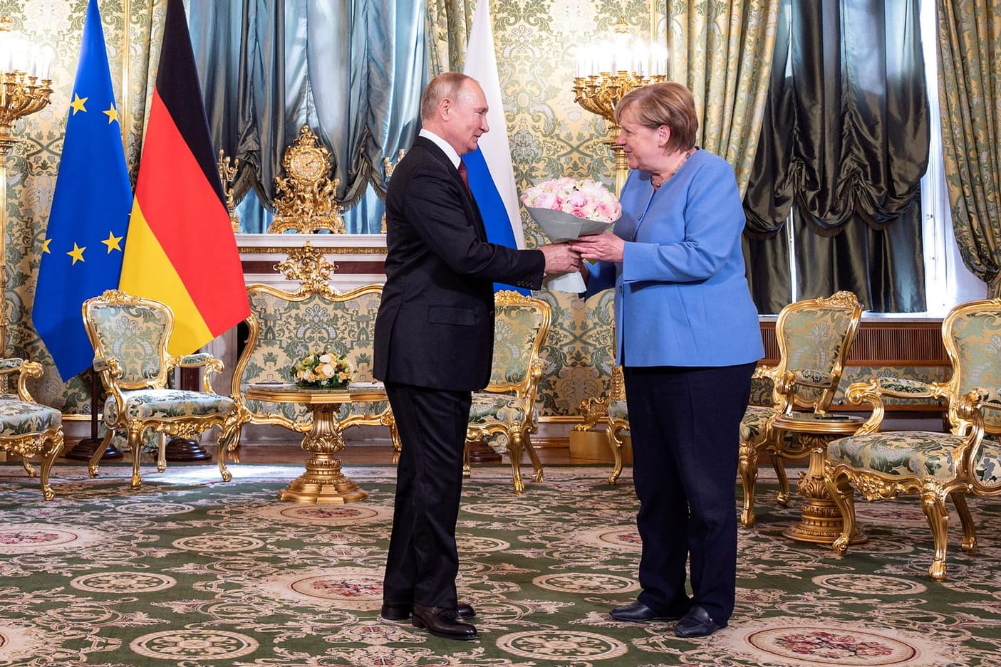 Russlands Präsident Wladimir Putin (l.) überreicht Bundeskanzlerin Angela Merkel einen Blumenstrauß: Die Kanzlerin ist in Moskau eingetroffen.