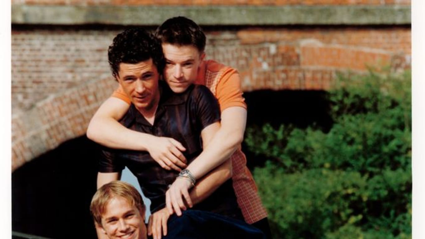 Die Teenager Nathan (Charlie Hunnam, l-r), Stuart (Aidan Gillen) und Vince (Craig Kelly) sind die Hauptdarsteller der Serie "Queer as Folk".
