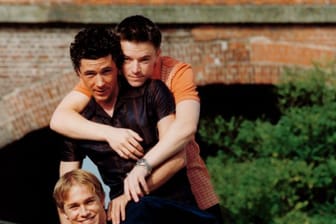Die Teenager Nathan (Charlie Hunnam, l-r), Stuart (Aidan Gillen) und Vince (Craig Kelly) sind die Hauptdarsteller der Serie "Queer as Folk".