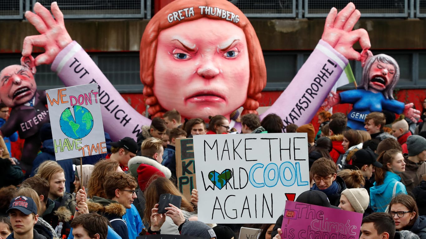 Ein Karnevalswagen in Düsseldorf zeigt Greta Thunberg (Symbolbild): Auch bei Schulstreiks der FFF-Bewegung in Deutschland ist Thunberg seit Jahren eine Inspiration. Regelmäßig ist sie bei Demonstrationen in verschiedenen Ländern zu Gast.