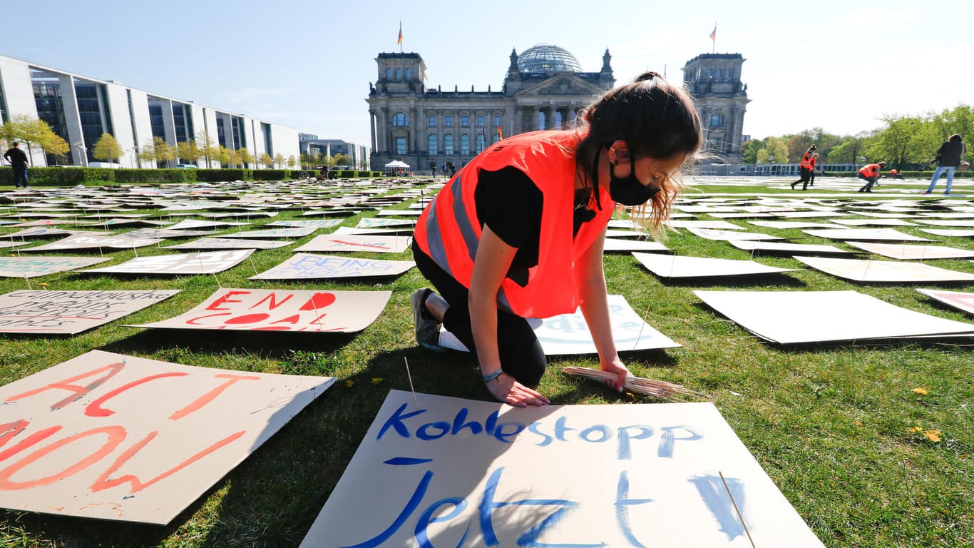 Luisa Neubauer bereitet eine Demo vor dem Reichstag in Berlin vor (Symbolbild): In der Coronazeit haben die Aktivistinnen und Aktivisten neue Protestformen gefunden.