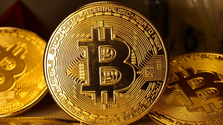 Ein physischer Bitcoin (Symbolbild): Die Kryptowährung könnte laut Experten bis Ende des Jahres auf 100.000 Dollar pro Coin ansteigen.