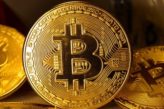 Ein physischer Bitcoin (Symbolbild): Die Kryptowährung könnte laut Experten bis Ende des Jahres auf 100.000 Dollar pro Coin ansteigen.
