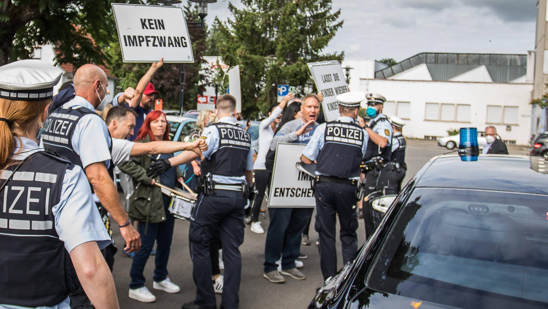 Polizeibeamte drängen Querdenker vom Auto des Gesundheitsministers zurück: Nur so konnte Spahn abfahren.