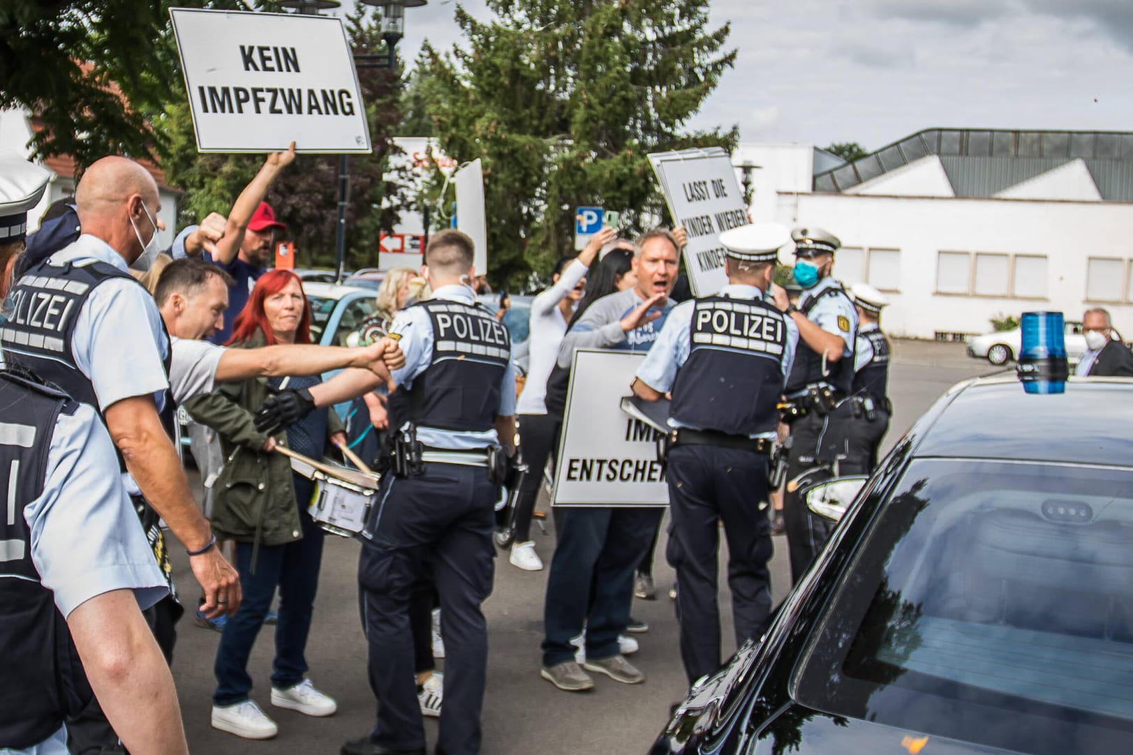 Polizeibeamte drängen Querdenker vom Auto des Gesundheitsministers zurück: Nur so konnte Spahn abfahren.