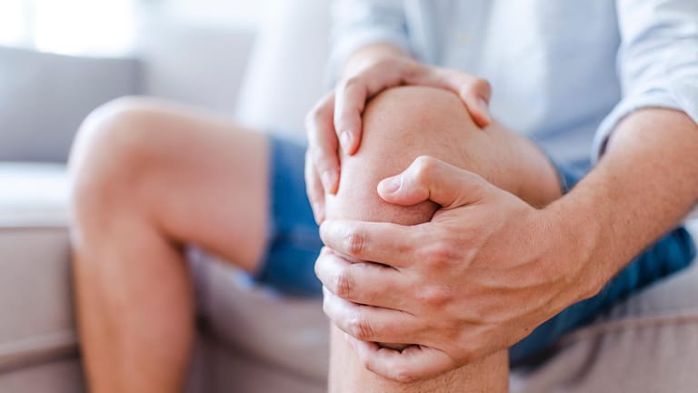 Mann mit Knieschmerzen: Arthrose kommt häufig in Knie- oder Hüftgelenk vor.